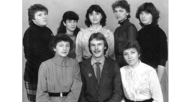 Az egyetemi csoporttársakkal (felső sor, balra a második)