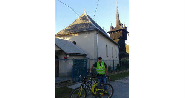 Keresztyén Károly a hetyeni református templom előtt