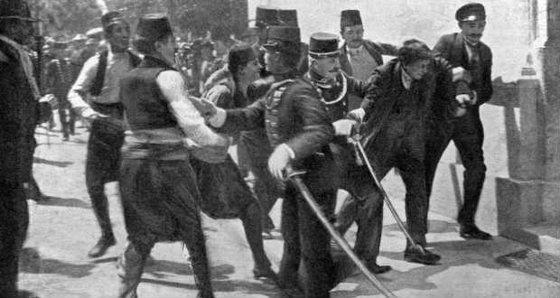 A Mlada Bosna nevű bosnyák-szerb nacionalista terrorszervezet egyik tagja, a 20 éves Gavrilo Princip letartóztatása 1914. június 28-án, miután Ferenc Ferdinándot, az Osztrák-Magyar Monarchia trónörökösét és feleségét, Zsófia hercegnőt meggyilkolta. A gyilkosság után az Osztrák–Magyar Monarchia kormánya ultimátumot küldött Szerbiának, majd 1914. július 28-án hadat üzent. Az akkori nagyhatalmak szövetségi rendszeréből következően ez a lépés kirobbantotta az első világháborút (MTI Fotó: reprodukció)