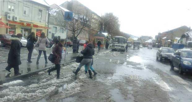 Az utak állapota a városközpontban sem sokkal jobb Fotó: pmg.ua, 2016. december 2.